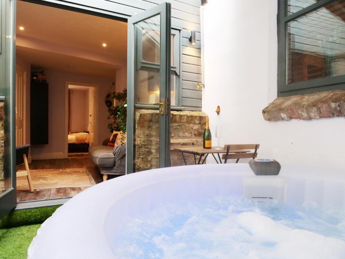 The Holgate Hideaway With Hot Tub Holiday home York