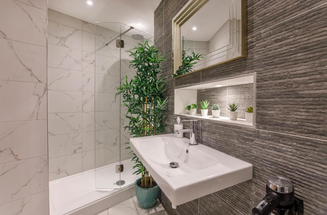 The Holgate Hideaway With Hot Tub Holiday home